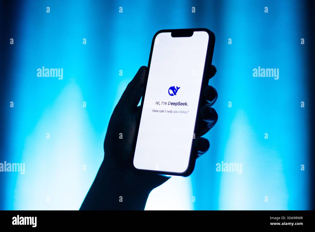 Kaliningrad, Russia - 12.11.2025. Donna tiene in mano uno smartphone che mostra il logo DeepSeek sullo schermo. Intelligenza artificiale Foto Stock