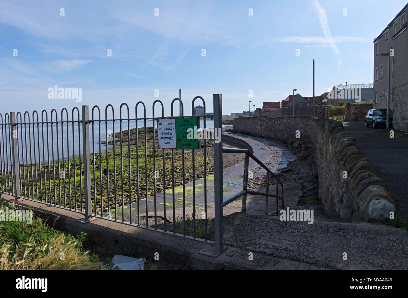 Prestonpans, East Lothian, Scozia. 5 luglio 2015. I cartelli vicino alla centrale elettrica di Cockenzie consigliano agli escursionisti di percorrere la John Muir Way Walk per evitare la spiaggia. Foto Stock
