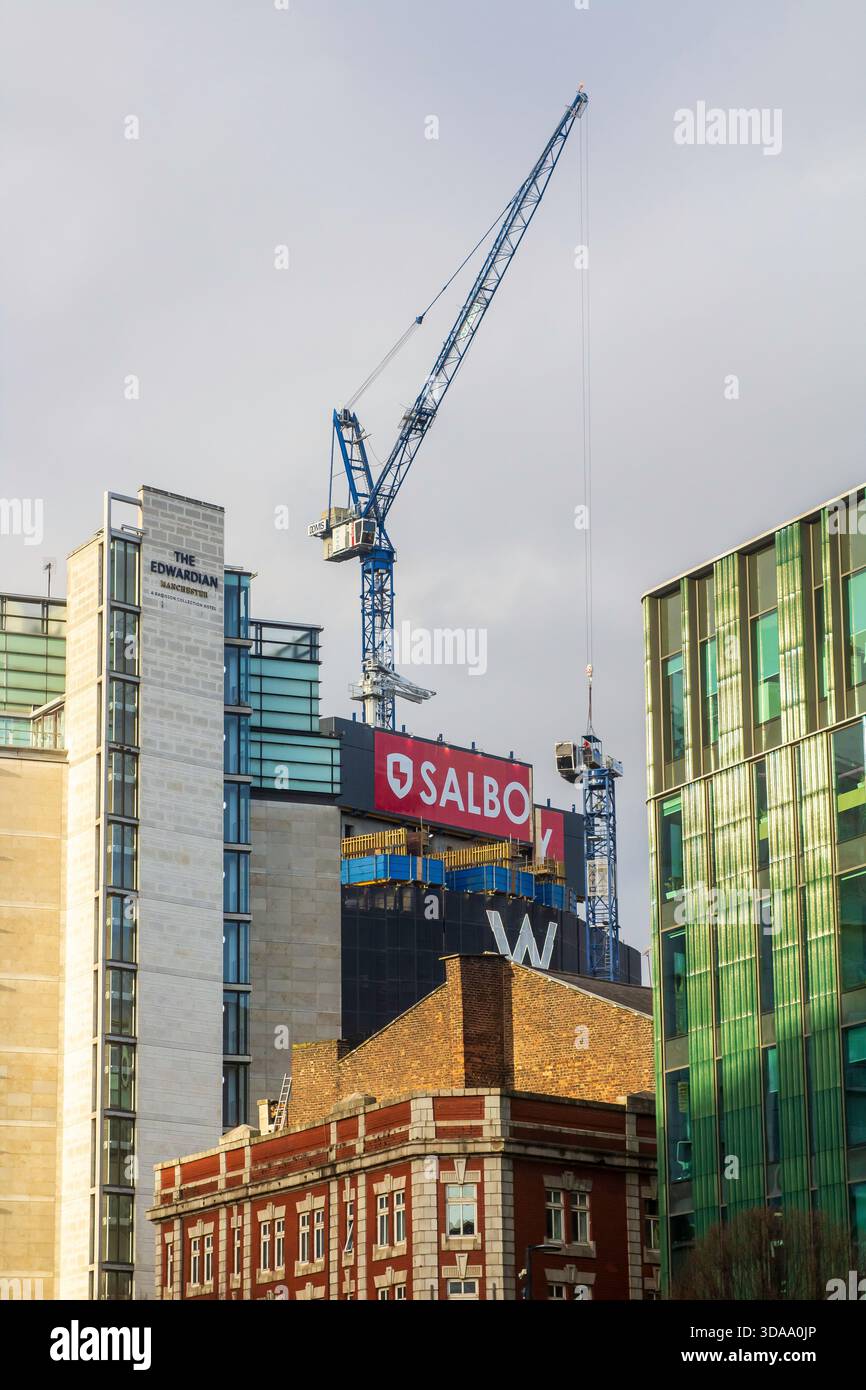 3 dicembre 2025 Un'alta Tower Crane utilizzata nell'industria edile presa nel centro di Manchester da Piccadilly Gardens Foto Stock