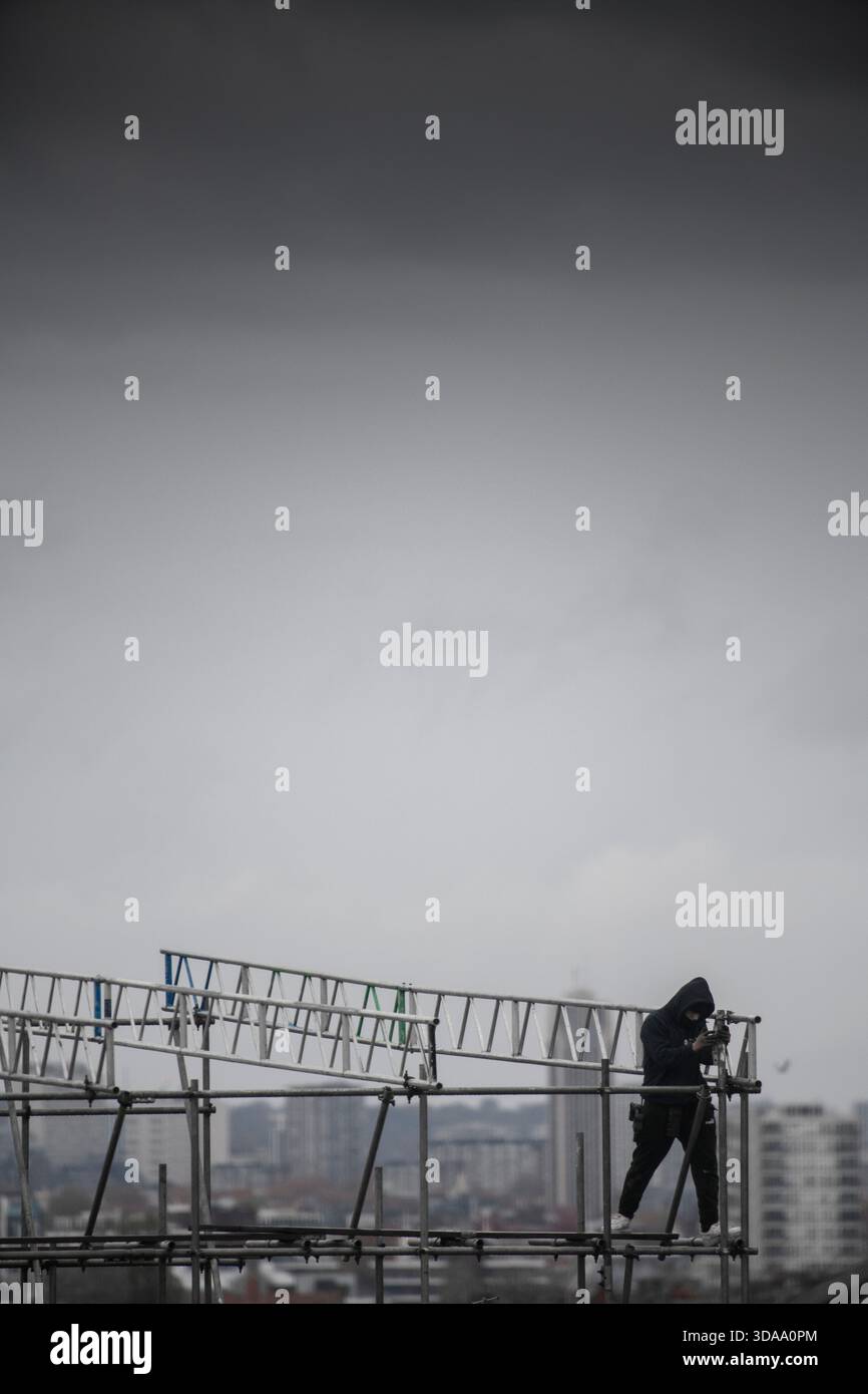 Gli Scaffolder hanno messo un ponteggio sopra Londra in una triste giornata invernale Foto Stock