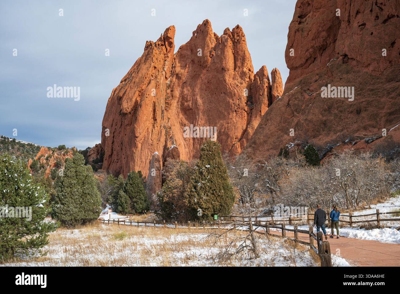 Coppia che cammina sul sentiero nel bellissimo paesaggio invernale al Garden of the Gods Park n Colorado Springs, CO Foto Stock