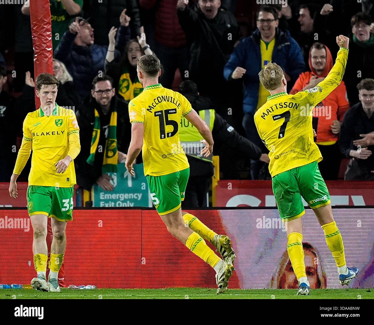 Sheffield, Regno Unito. 9 dicembre 2025. I giocatori del Norwich City pelle Mattsson di Norwich City e Ruairi McConville di Norwich City festeggiano dopo, Djibril Soumare ha segnato un proprio gol e Norwich ha raggiunto il 1-1 durante la partita del Campionato Sky Bet Sheffield United vs Norwich City a Bramall Lane, Sheffield, Regno Unito, 9 dicembre 2025 (foto di Maynard Manyowa/News Images) *** GER AUT sui OUT ***** in United/2025 Sheffield. (Foto di Maynard Manyowa/News Images/Sipa USA) credito: SIPA USA/Alamy Live News Foto Stock