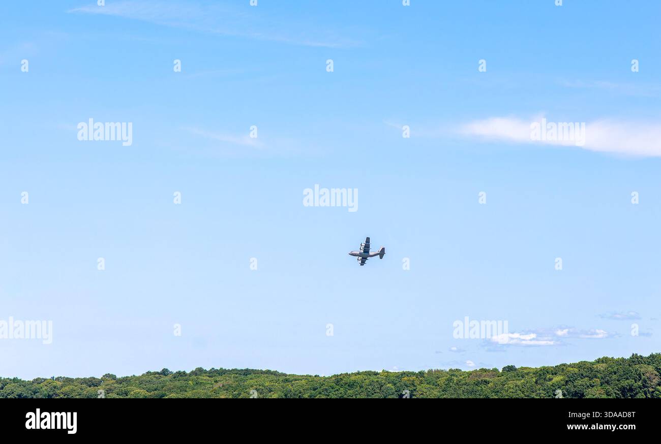 grande aereo militare americano che vola in basso sopra la biforcazione nord di long island, new york Foto Stock