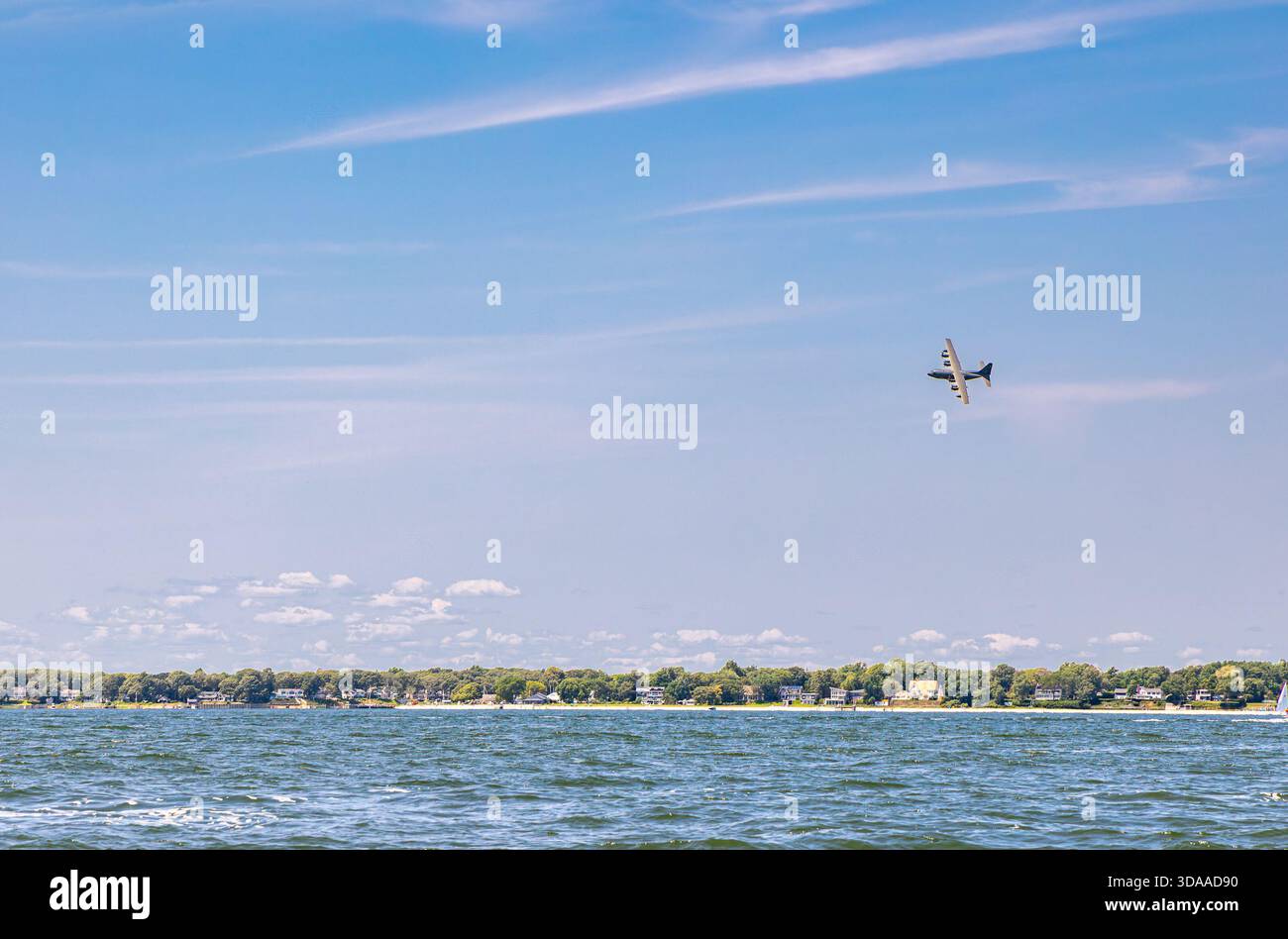 grande aereo militare americano che vola in basso sopra la biforcazione nord di long island, new york Foto Stock