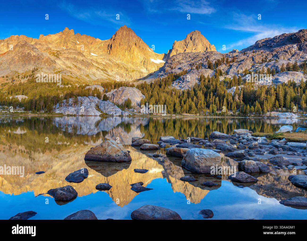 Montare Ritter, Banner Peak, Ediza Lake, Ansel Adams Wilderness, Inyo National Forest, Sierra orientale, California Foto Stock