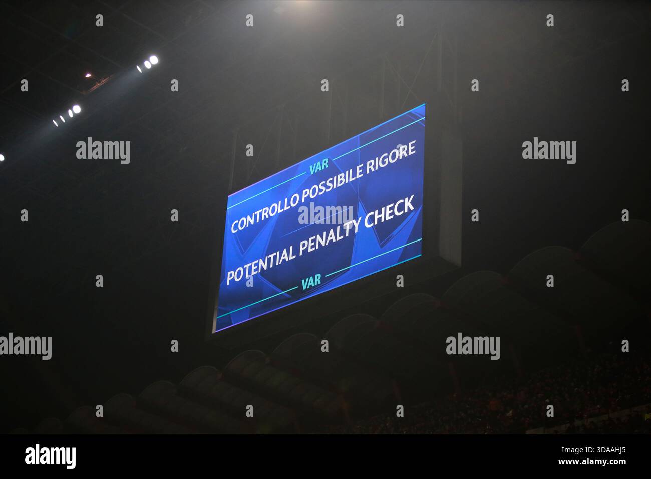 Milano, Italia. 9 dicembre 2025. Annuncio del VAR durante la UEFA Champions League, stagione 2025/26, partita di calcio tra Inter FC e FC Liverpool, il 9 dicembre 2025 allo Stadio "Giuseppe Meazza", San Siro, Milano, Italia. Crediti: Nderim Kaceli/Alamy Live News Foto Stock