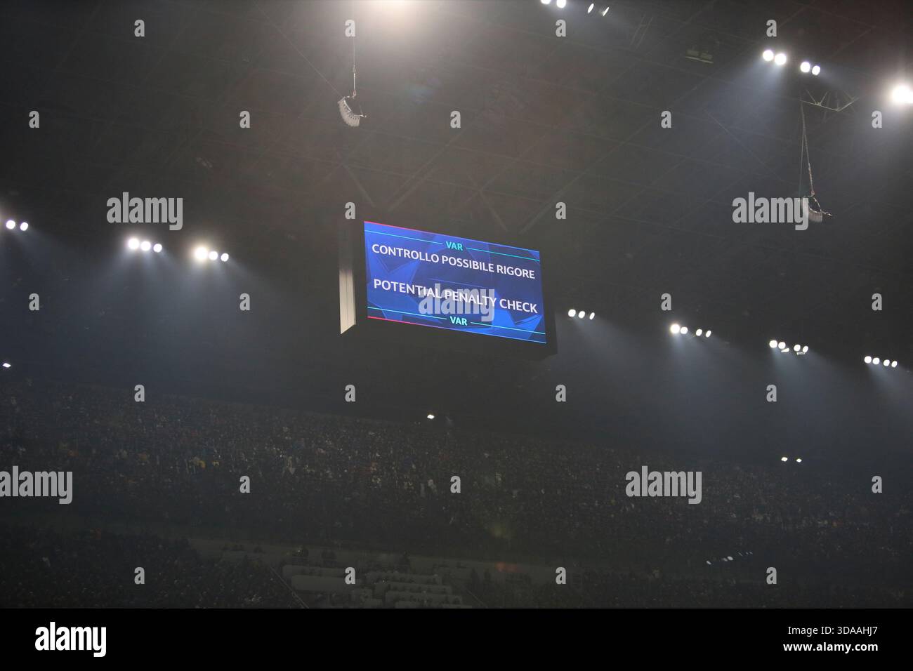 Milano, Italia. 9 dicembre 2025. Annuncio del VAR durante la UEFA Champions League, stagione 2025/26, partita di calcio tra Inter FC e FC Liverpool, il 9 dicembre 2025 allo Stadio "Giuseppe Meazza", San Siro, Milano, Italia. Crediti: Nderim Kaceli/Alamy Live News Foto Stock