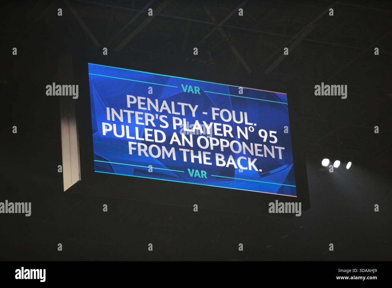 Milano, Italia. 9 dicembre 2025. Annuncio del VAR durante la UEFA Champions League, stagione 2025/26, partita di calcio tra Inter FC e FC Liverpool, il 9 dicembre 2025 allo Stadio "Giuseppe Meazza", San Siro, Milano, Italia. Crediti: Nderim Kaceli/Alamy Live News Foto Stock