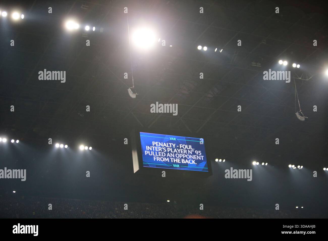 Milano, Italia. 9 dicembre 2025. Annuncio del VAR durante la UEFA Champions League, stagione 2025/26, partita di calcio tra Inter FC e FC Liverpool, il 9 dicembre 2025 allo Stadio "Giuseppe Meazza", San Siro, Milano, Italia. Crediti: Nderim Kaceli/Alamy Live News Foto Stock