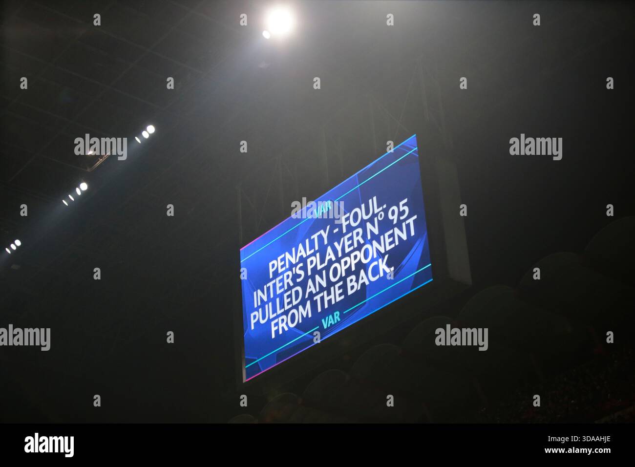 Milano, Italia. 9 dicembre 2025. Annuncio del VAR durante la UEFA Champions League, stagione 2025/26, partita di calcio tra Inter FC e FC Liverpool, il 9 dicembre 2025 allo Stadio "Giuseppe Meazza", San Siro, Milano, Italia. Crediti: Nderim Kaceli/Alamy Live News Foto Stock