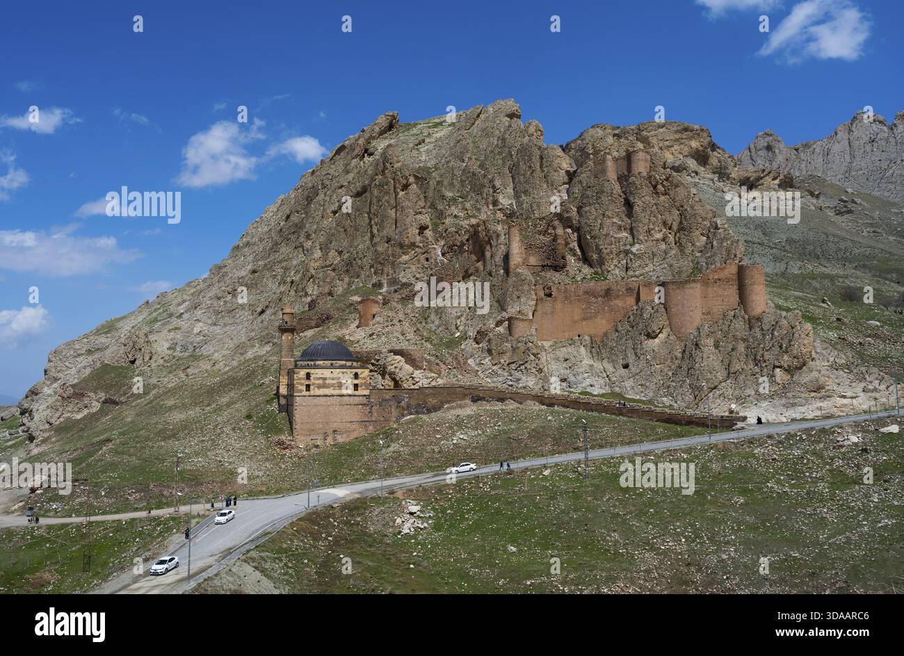 Una fortezza di montagna con strade in primo piano circondata da ripide rocce sotto un cielo blu brillante, Eski BayezIJd Cami, la vecchia moschea Bayezid e DoGuba Foto Stock