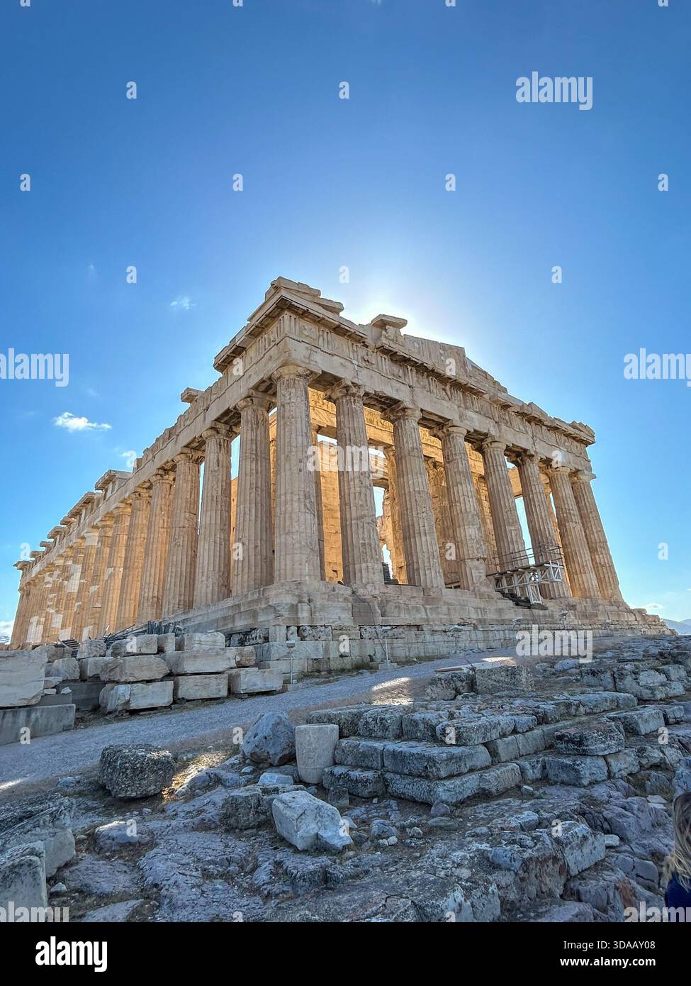 Il Partenone si erge illuminato dalla luce del sole in cima all'Acropoli di Atene, catturato il 27 settembre 2025. - Immagine stock catturata con smartphone