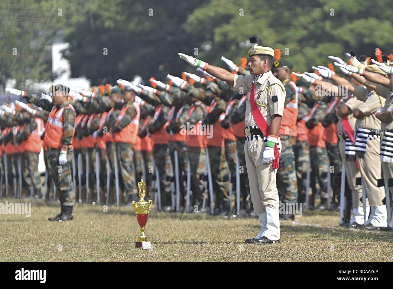 Agartala, Tripura, India, 06-12-2025: Diverse truppe della difesa civile e della guardia interna che si impegnano per la preparazione ai disastri al 63rd All India Foto Stock