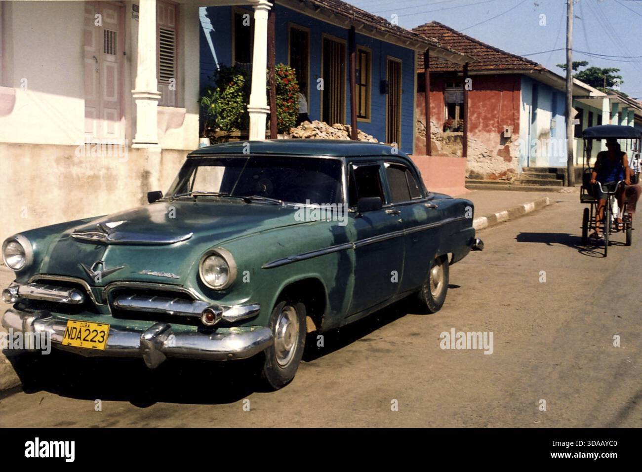 Green American Classic Car & Bicycle risciò, l'Avana, Cuba Foto Stock