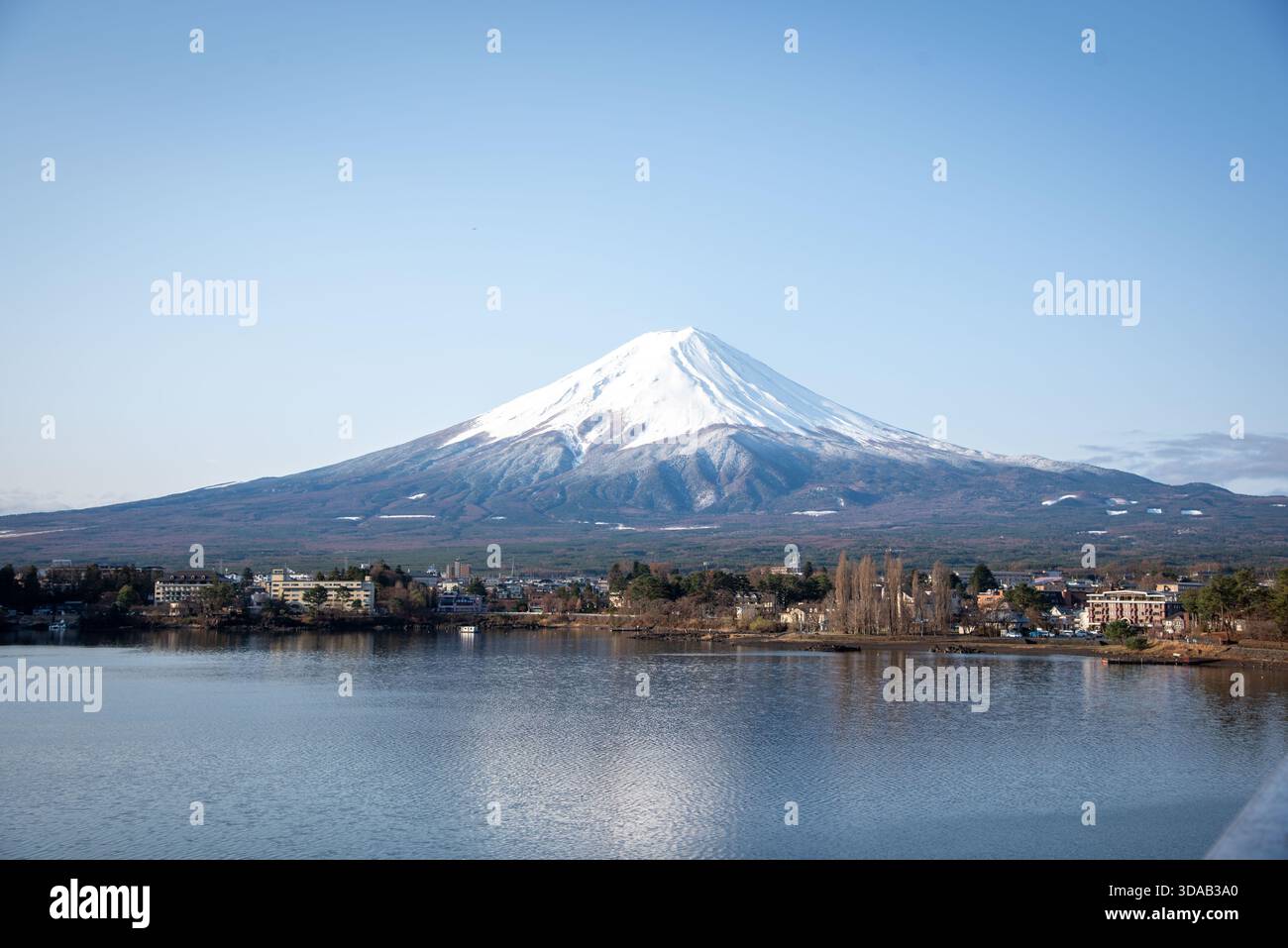City Shore e Mount Fuji Reflections a Kawaguchiko. Vista a media distanza di Fuji sopra il quartiere lacustre con riflessi d'acqua soffici. Foto Stock
