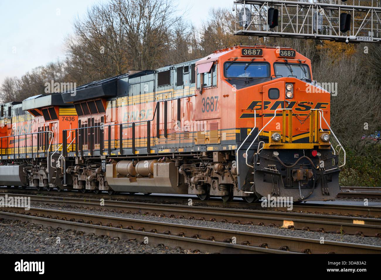 Seattle - 7 dicembre 2025; locomotiva diesel BNSF per il trasporto merci in livrea arancione con logo in Swoosh Foto Stock