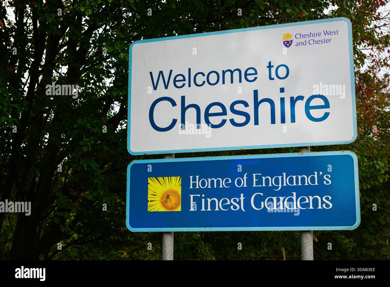 Whitchurch, Inghilterra, Regno Unito - 6 settembre 2025; cartello stradale Welcome to Cheshire Home of England's Finest Gardens Foto Stock