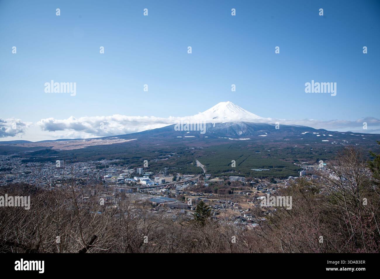 Ampio cielo sul Monte Fuji e sulla pianura dei cinque Laghi. Ampio paesaggio con un vasto cielo blu, la città si espande e Fuji coronato da una banda nuvolosa. Foto Stock