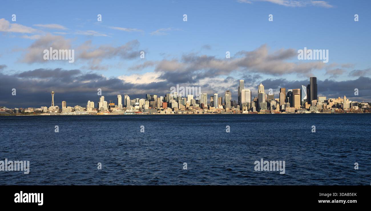 Panorama dello skyline cittadino di Seattle attraverso Elliott Bay al sole Foto Stock