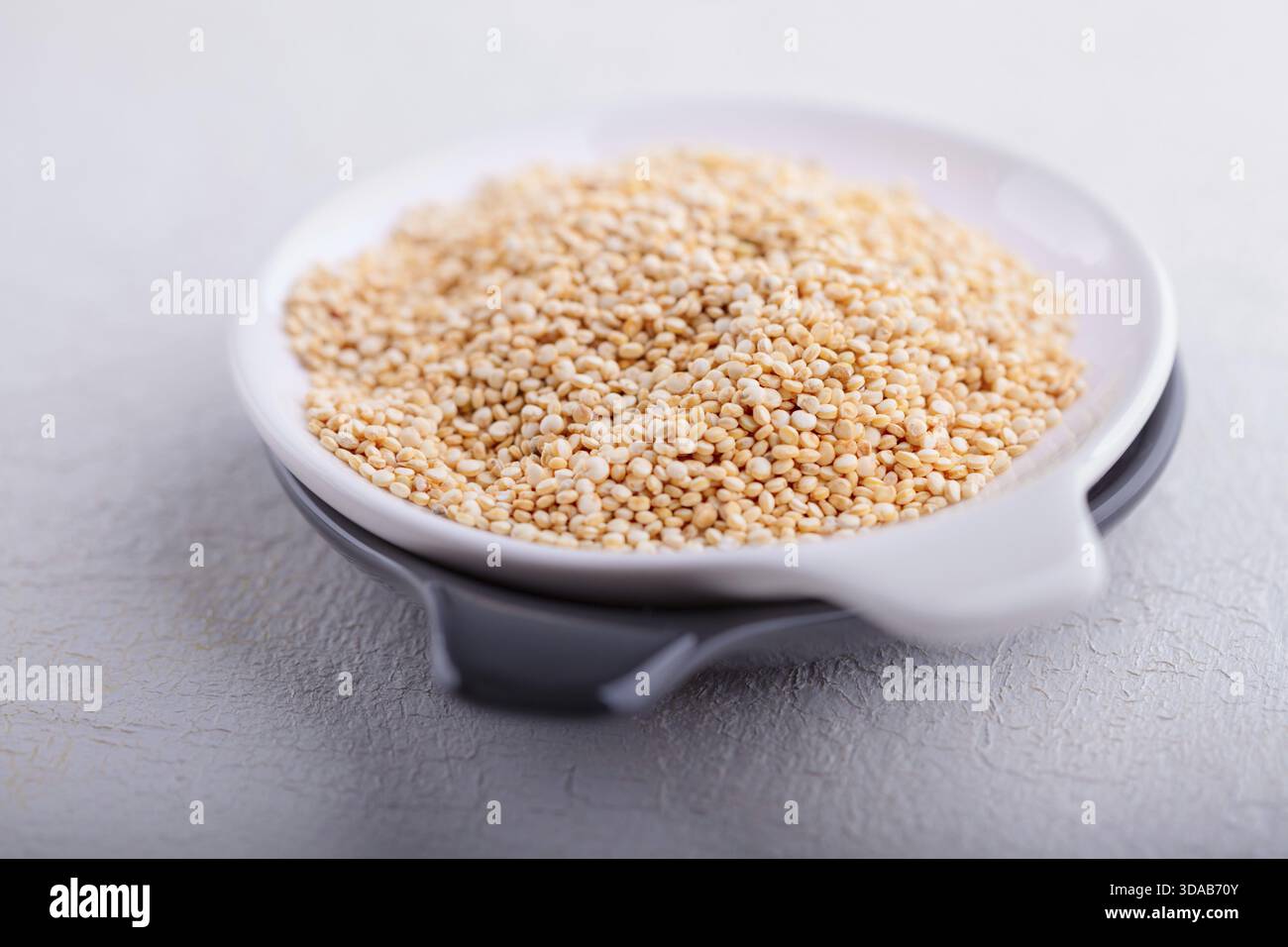 Materie di quinoa semi posti sul tavolo di legno Foto Stock