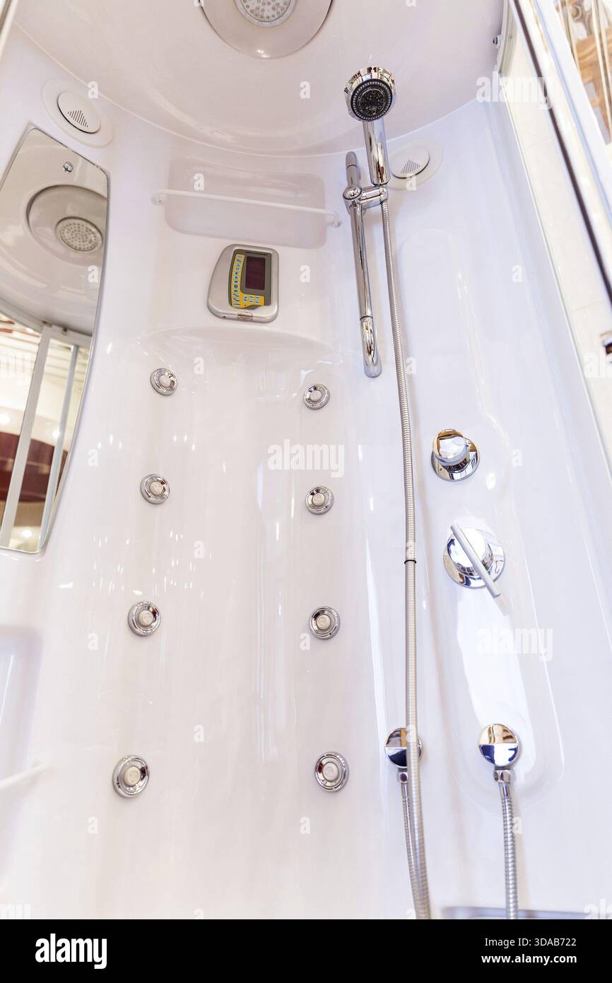 Cabina doccia con getti d'acqua di tecnologia moderna Foto Stock