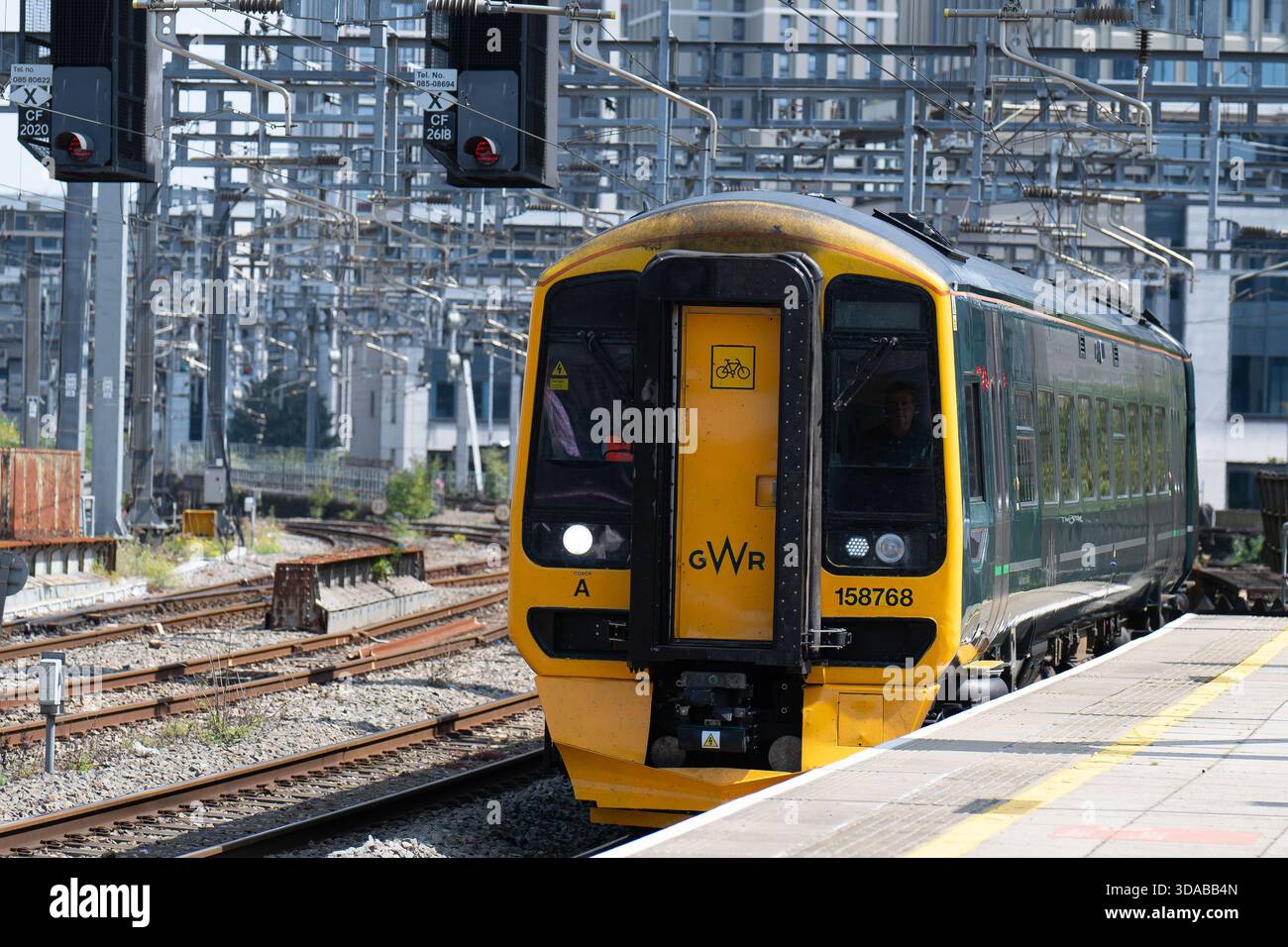 Un treno della Great Western Railway (GWR), numero 158768 presso la stazione centrale di Cardiff a Cardiff, Galles, Regno Unito. Foto Stock