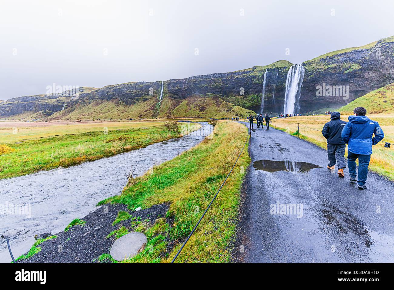 Cascata Seljalandsfoss, Islanda - 11 ottobre 2025 Foto Stock