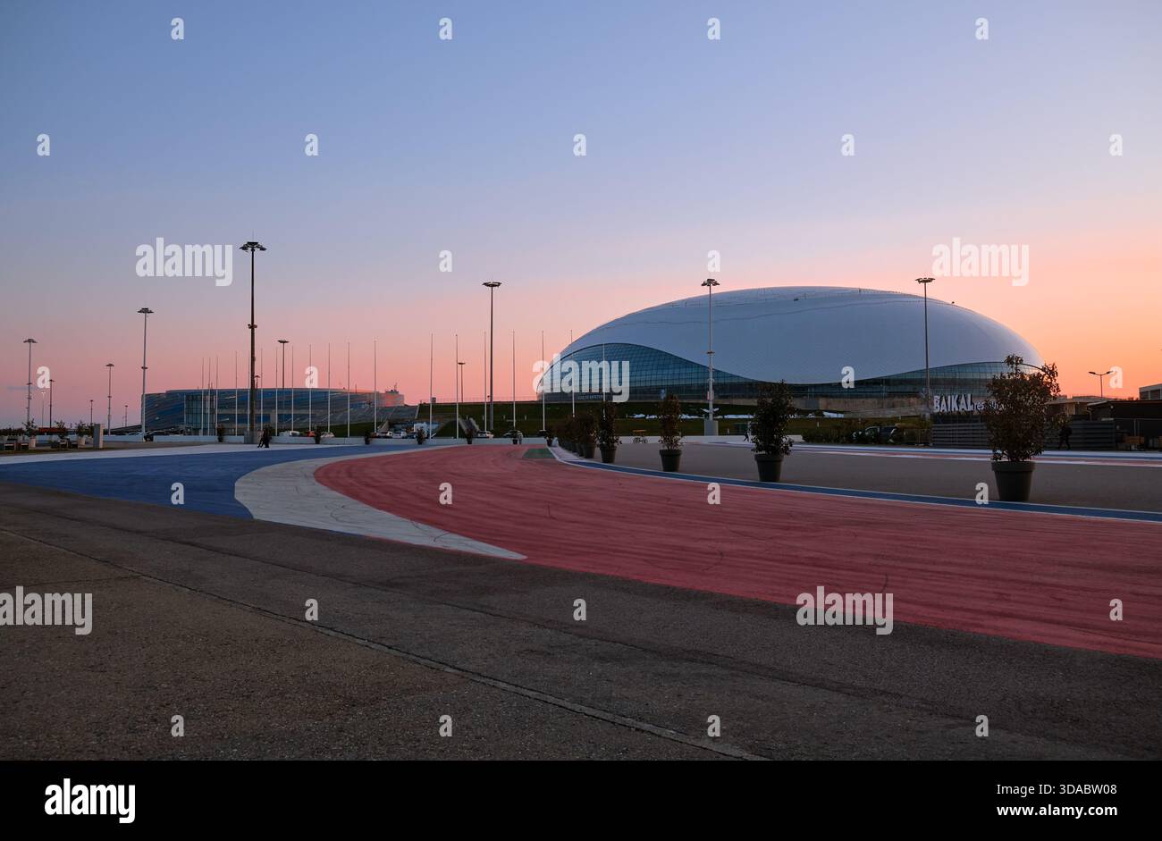 Sirio, Russia - 28 febbraio 2025: La vista della cupola di ghiaccio Bolshoy situata nel Parco Olimpico di Sochi al tramonto. Sirio. Krasnodar Krai. Russia Foto Stock