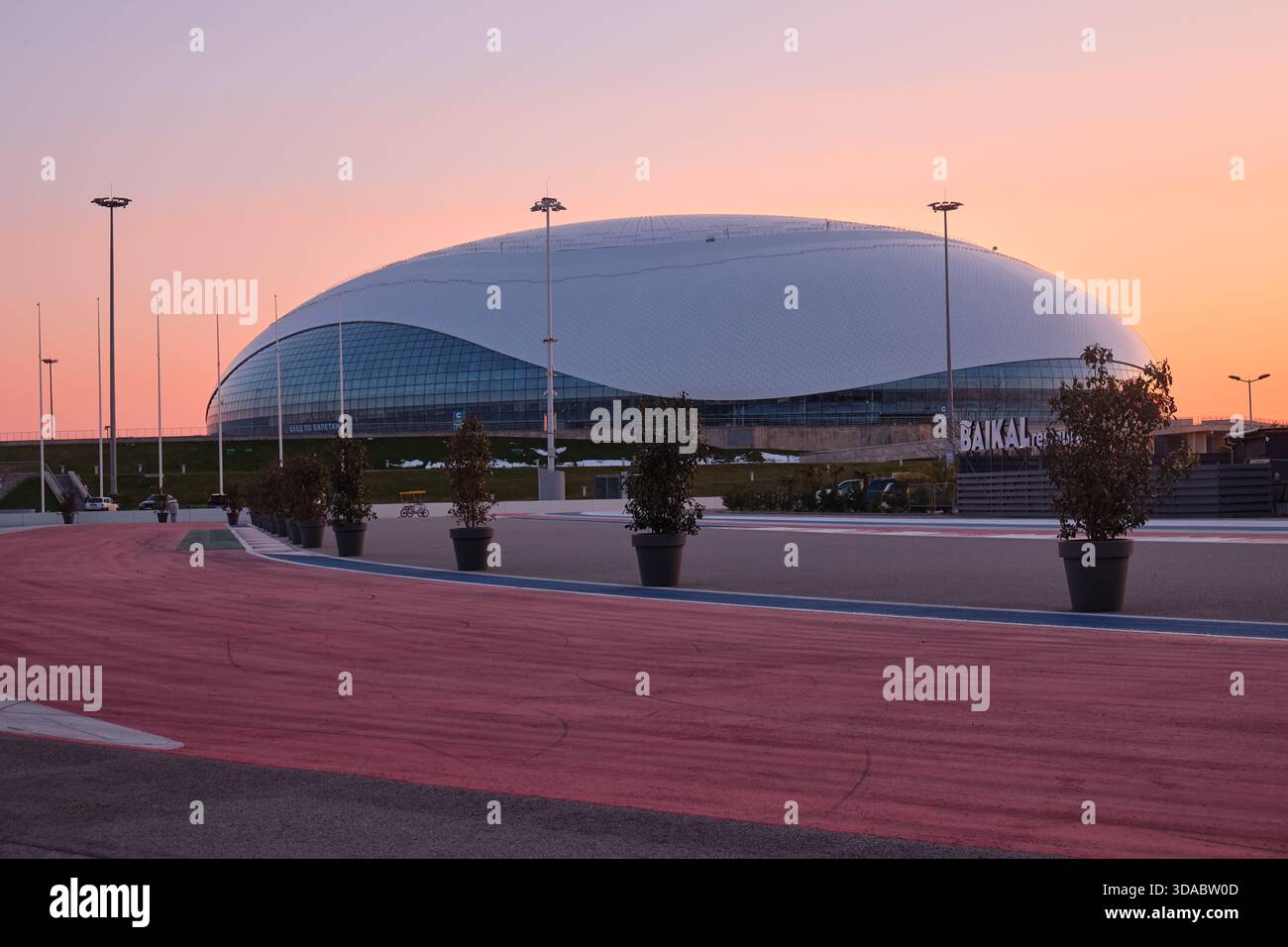 Sirio, Russia - 28 febbraio 2025: La vista della cupola di ghiaccio Bolshoy situata nel Parco Olimpico di Sochi al tramonto. Sirio. Krasnodar Krai. Russia Foto Stock