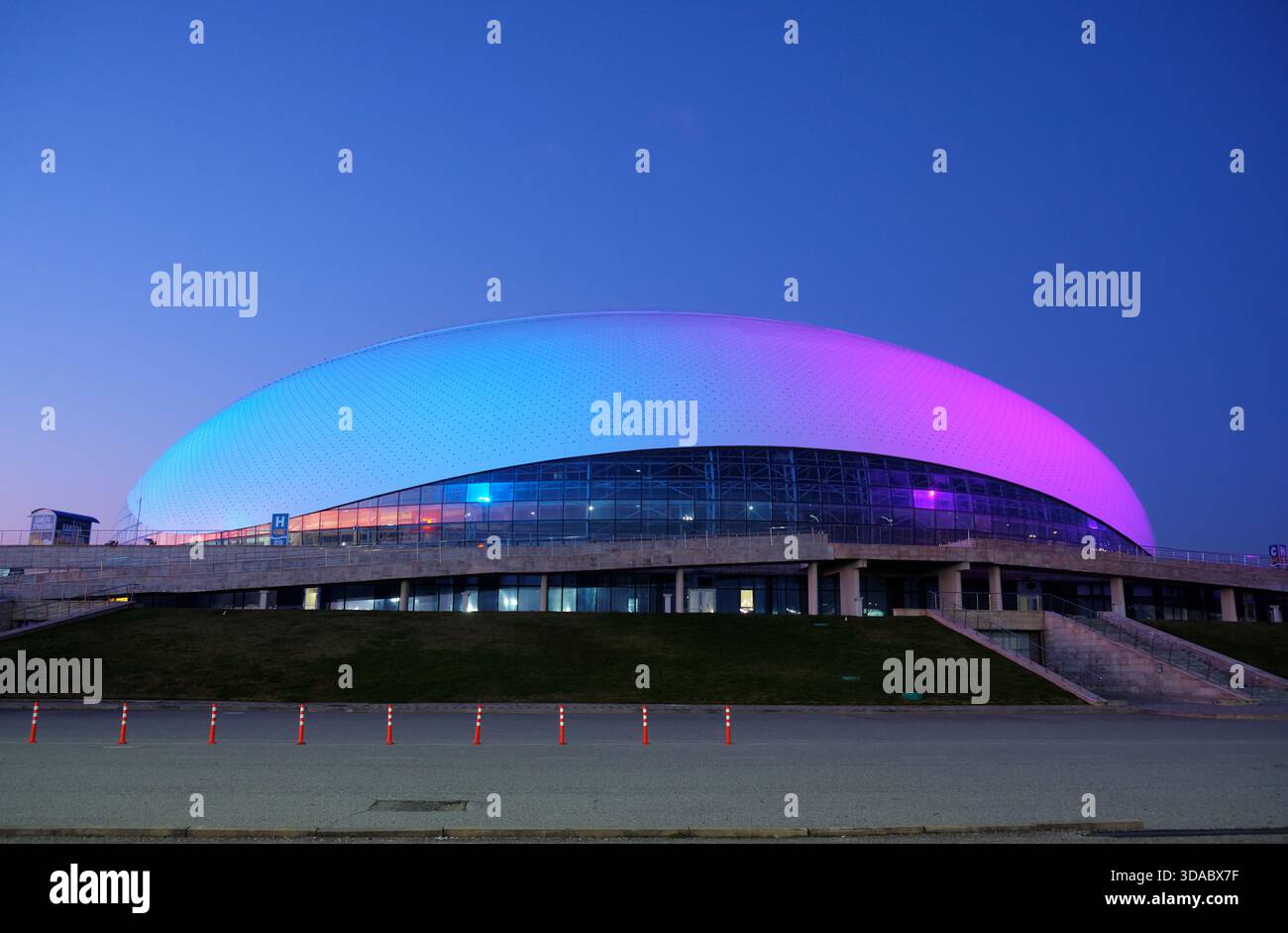 Sirius, Russia - 28 febbraio 2025: Illuminazione notturna del Bolshoy Ice Dome situato nel Sochi Olympic Park. Sirio. Krasnodar Krai. Russia Foto Stock