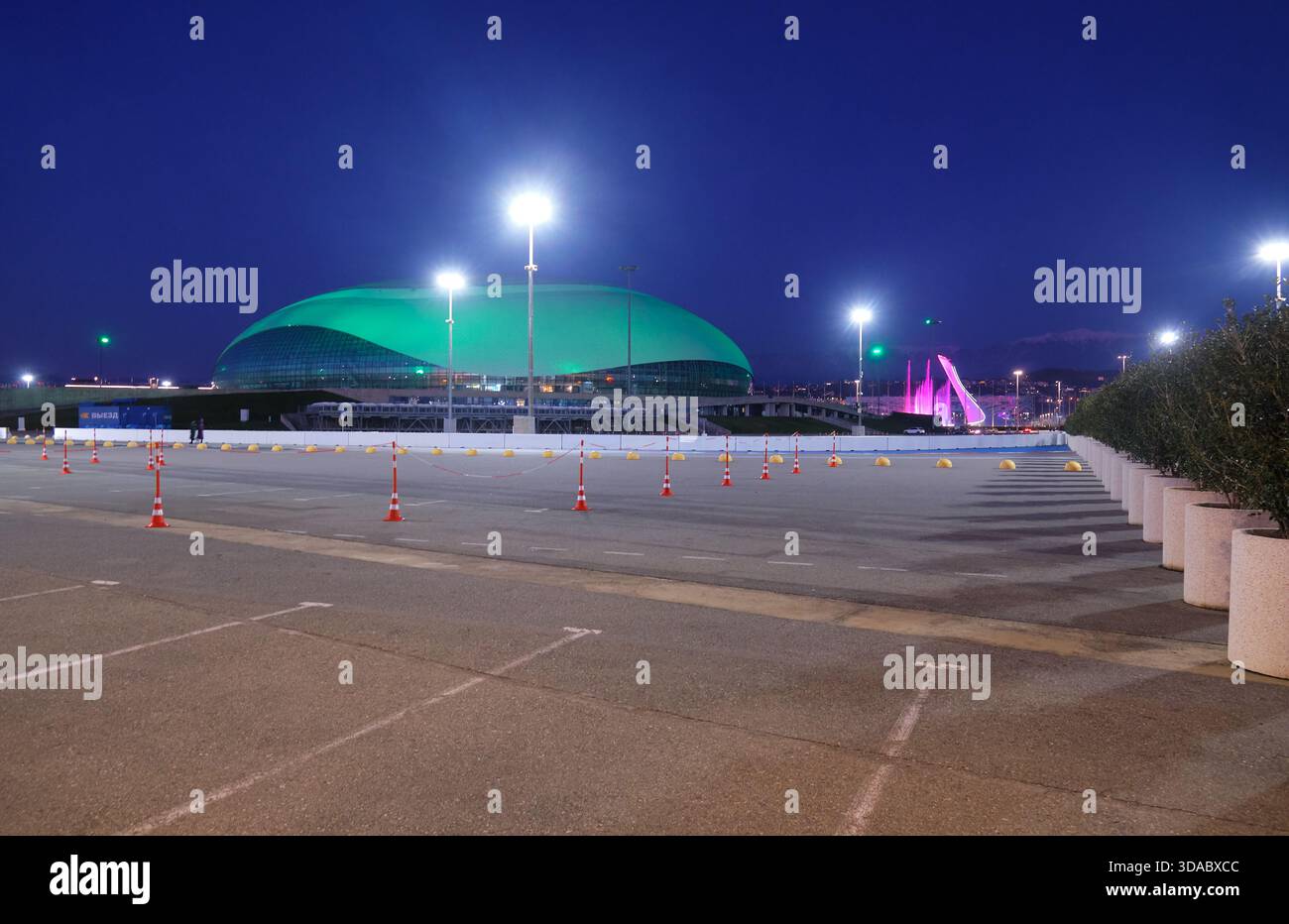 Sirius, Russia - 28 febbraio 2025: Illuminazione notturna del Bolshoy Ice Dome situato nel Sochi Olympic Park. Sirio. Krasnodar Krai. Russia Foto Stock