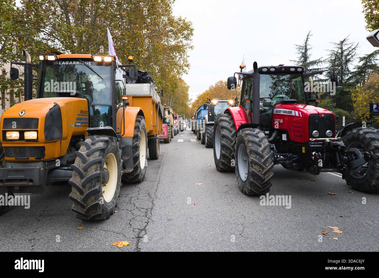 Trattori in arrivo sul sito di mobilizzazione. Una manifestazione di agricoltori a Tolosa di fronte alla città amministrativa, indetta dal Sindacato di Young Foto Stock
