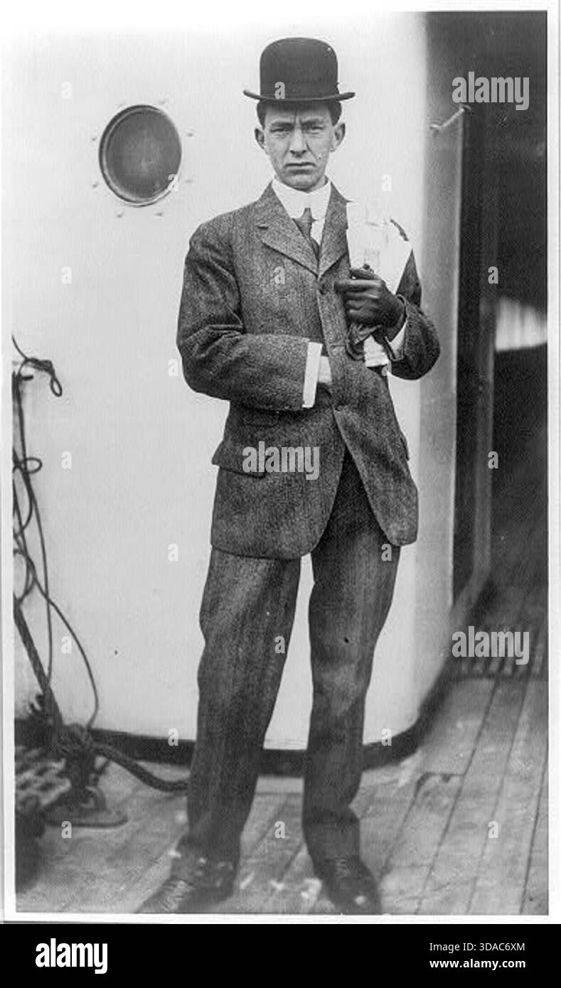 Foto storica d'epoca di Stuart Collett, sopravvissuto al Titanic, in piedi sul ponte il 19 aprile 1912. Foto Stock