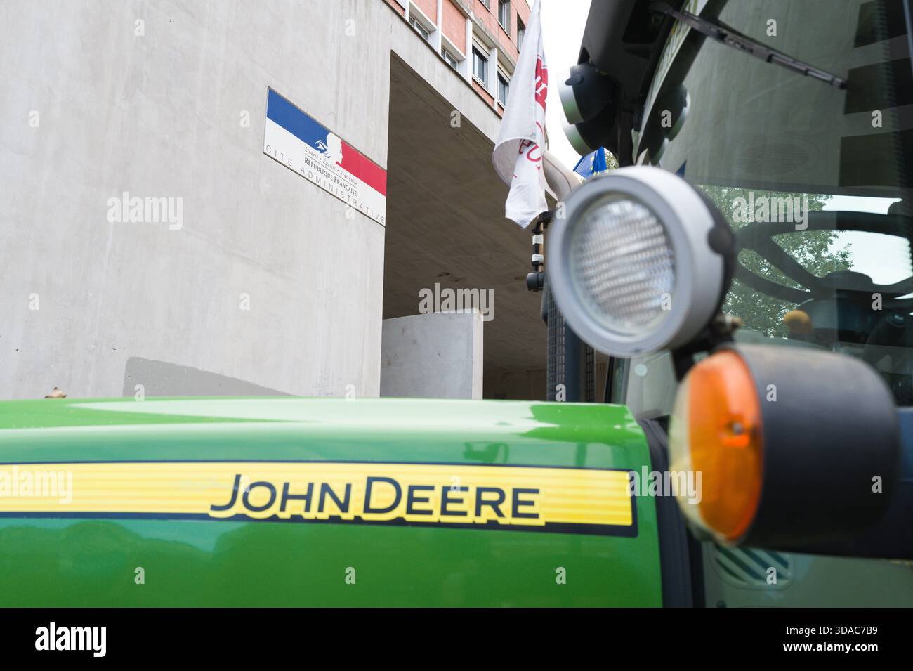 La targa della città amministrativa, con un trattore John Deere in primo piano. Una dimostrazione degli agricoltori a Tolosa di fronte alla città amministrativa, Foto Stock