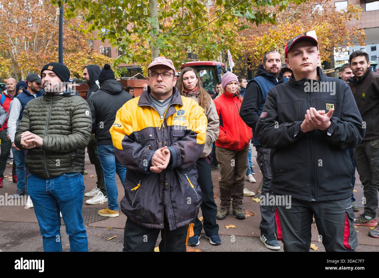 Gli agricoltori plaudono, il raduno inizia di fronte alla città amministrativa e prendono la parola i rappresentanti dei Jeunes Agriculteurs. Un demone contadino Foto Stock