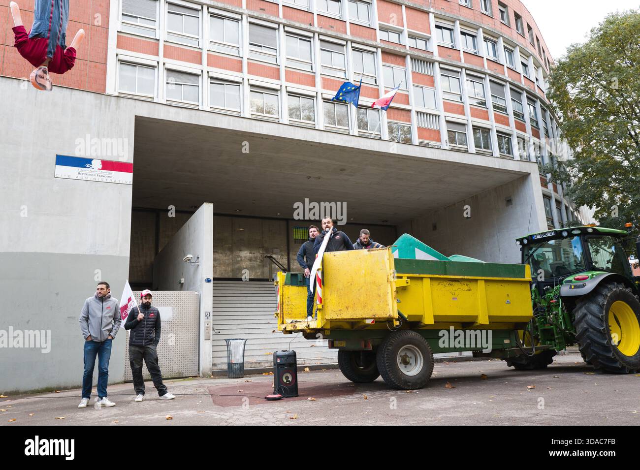 Inizio del raduno di fronte alla città amministrativa, con i rappresentanti Jeunes Agriculteurs che prendono la parola. Una dimostrazione di contadini a Tou Foto Stock