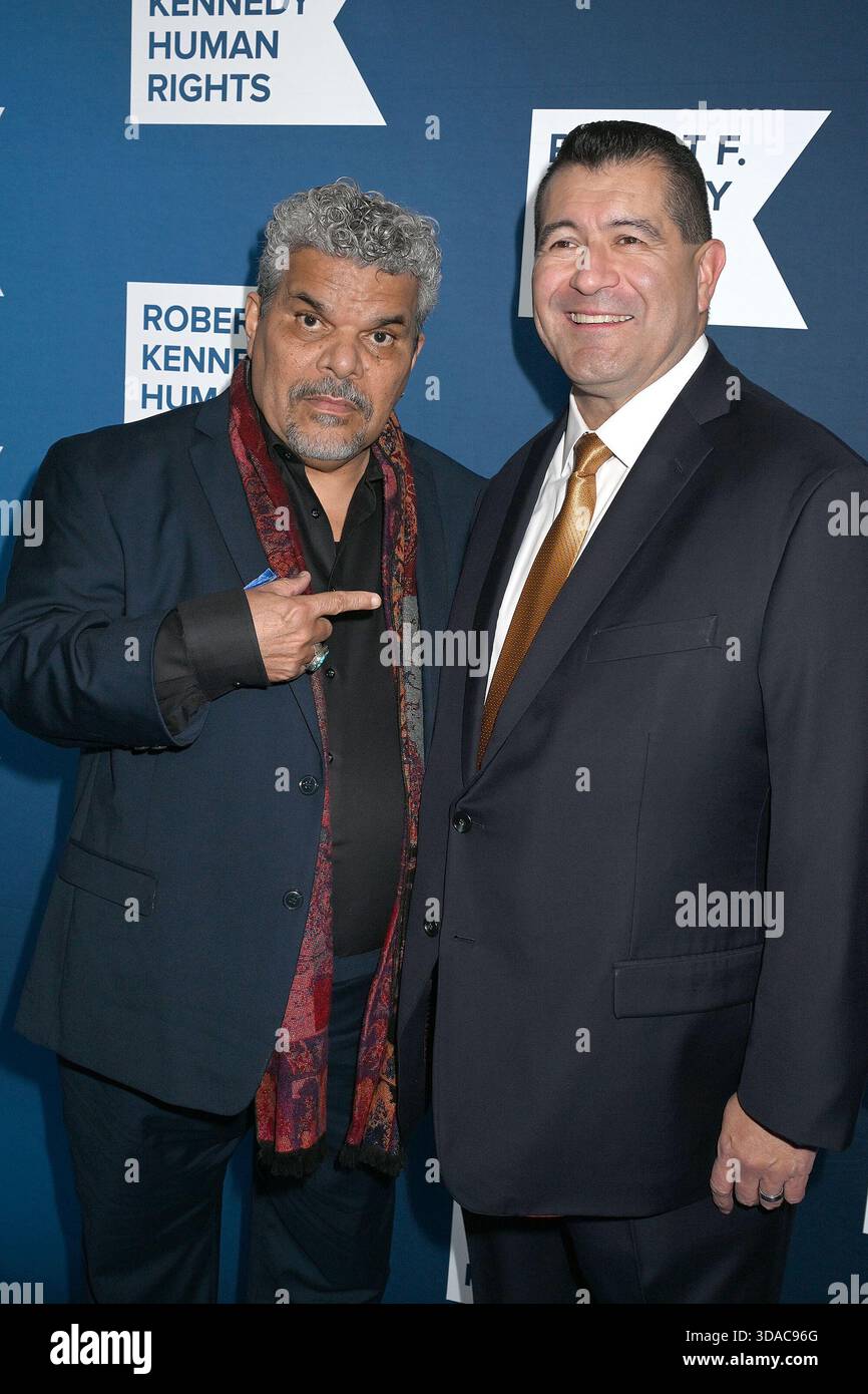 Luis Guzman e Martin Cabrera Jr partecipano al Robert F. Kennedy Human Rights Ripple of Hope Awards Gala a New York, New York al Midtown Hilton il 9 dicembre 2025. Robin Platzer/Twin Images/credito: SIPA USA/Alamy Live News Foto Stock