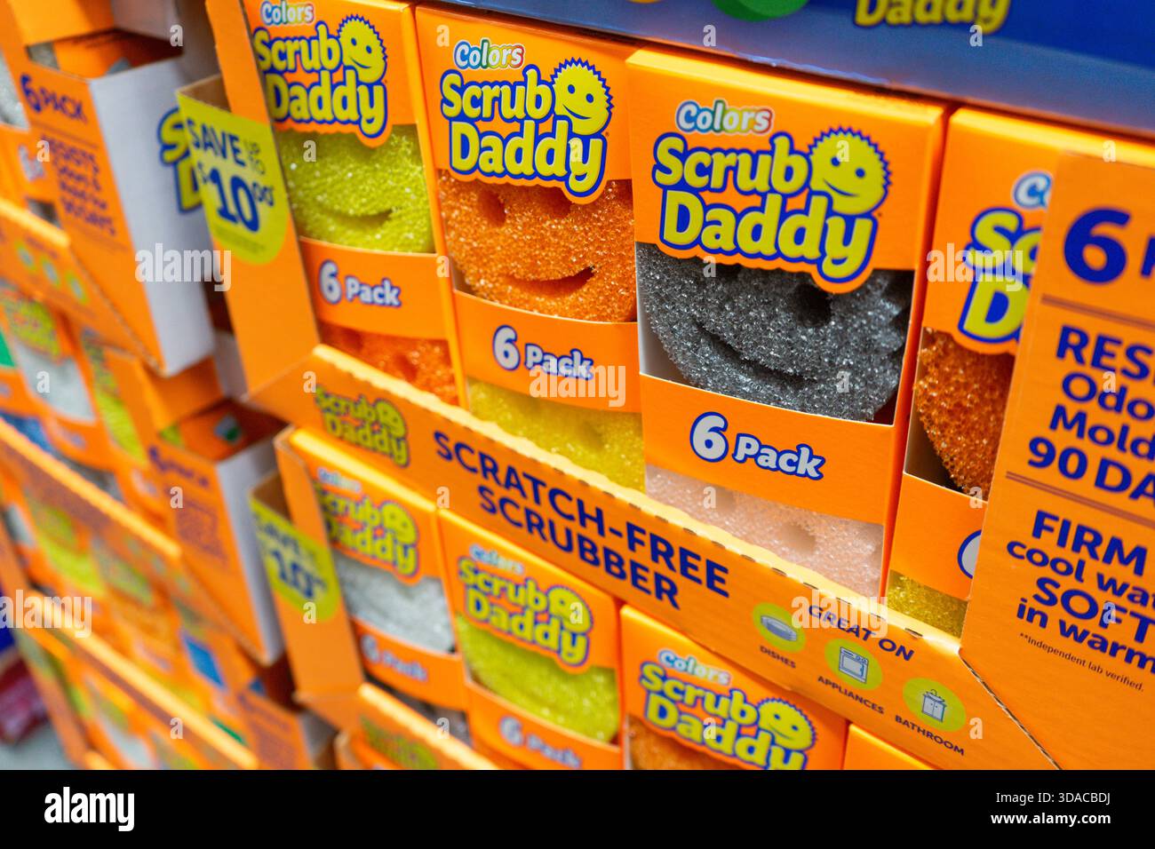 Vista ravvicinata delle confezioni di spugne per la pulizia e della cucina di marca Scrub Daddy in vendita sullo scaffale all'interno di un supermercato Sam's Club Foto Stock