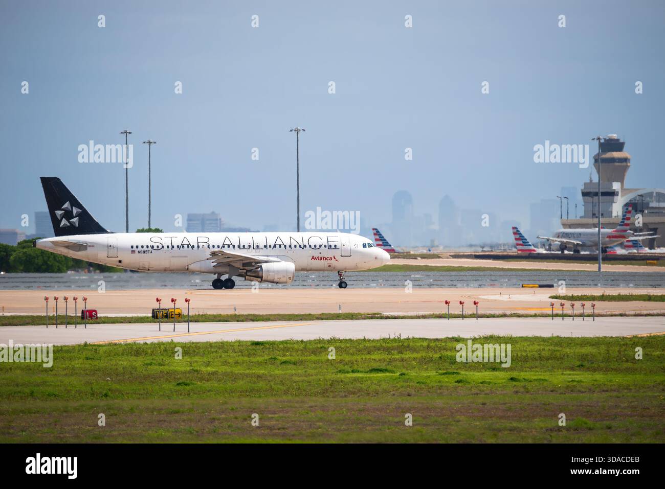IRVING, USA - 30 marzo 2024: Avianca, una compagnia aerea colombiana, Costa Rica Airbus A320-214 presso l'aeroporto internazionale di Dallas Fort Worth (DFW). Foto Stock
