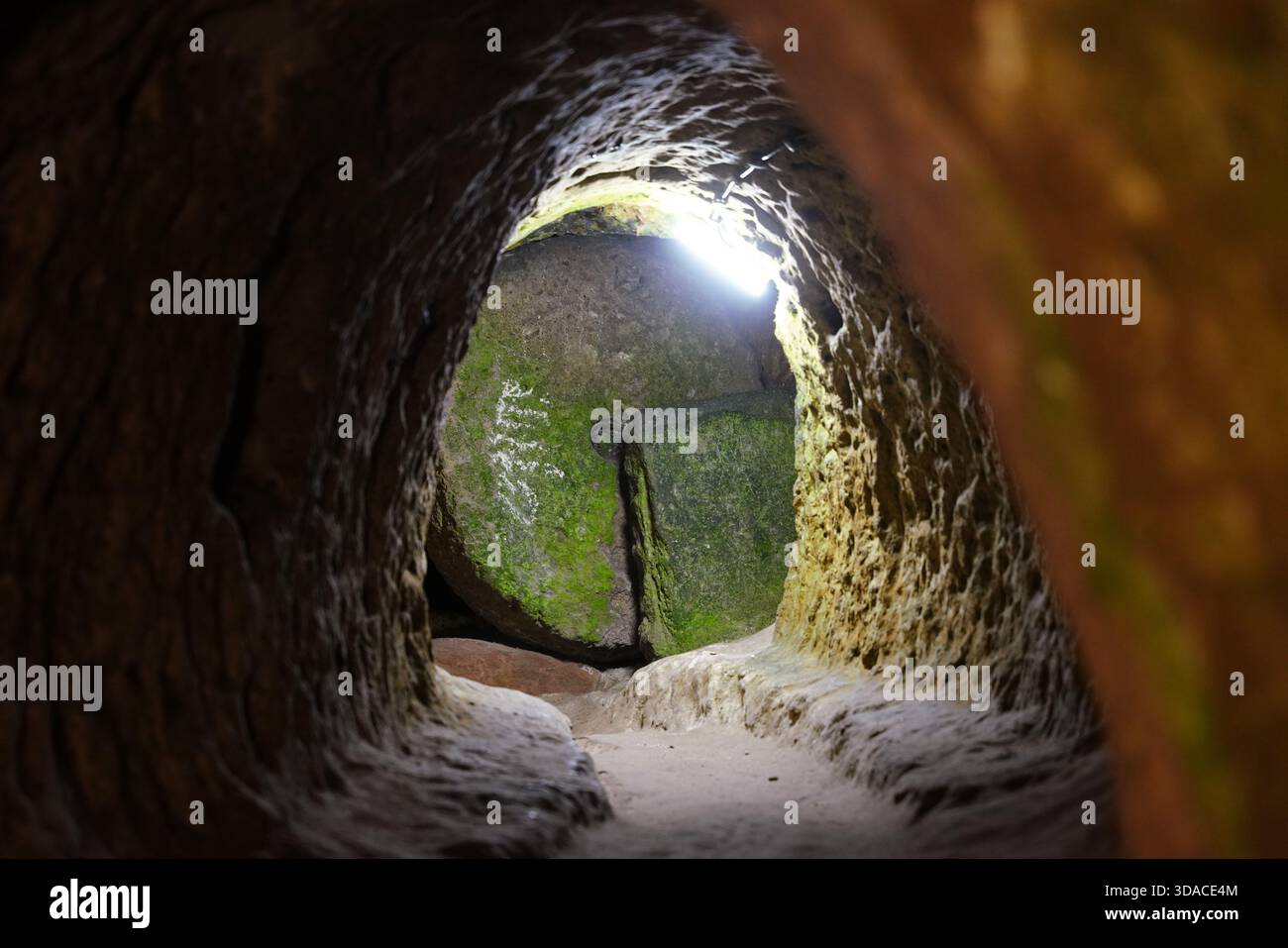 NEVSEHIR, TURKIYE - 09 AGOSTO 2025: Città sotterranea di Derinkuyu nella città di Derinkuyu Foto Stock