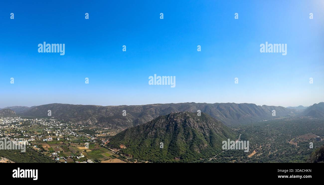 Vista panoramica di Pushkar dal tempio Savitiri situato su una collina della catena Aravalli Foto Stock