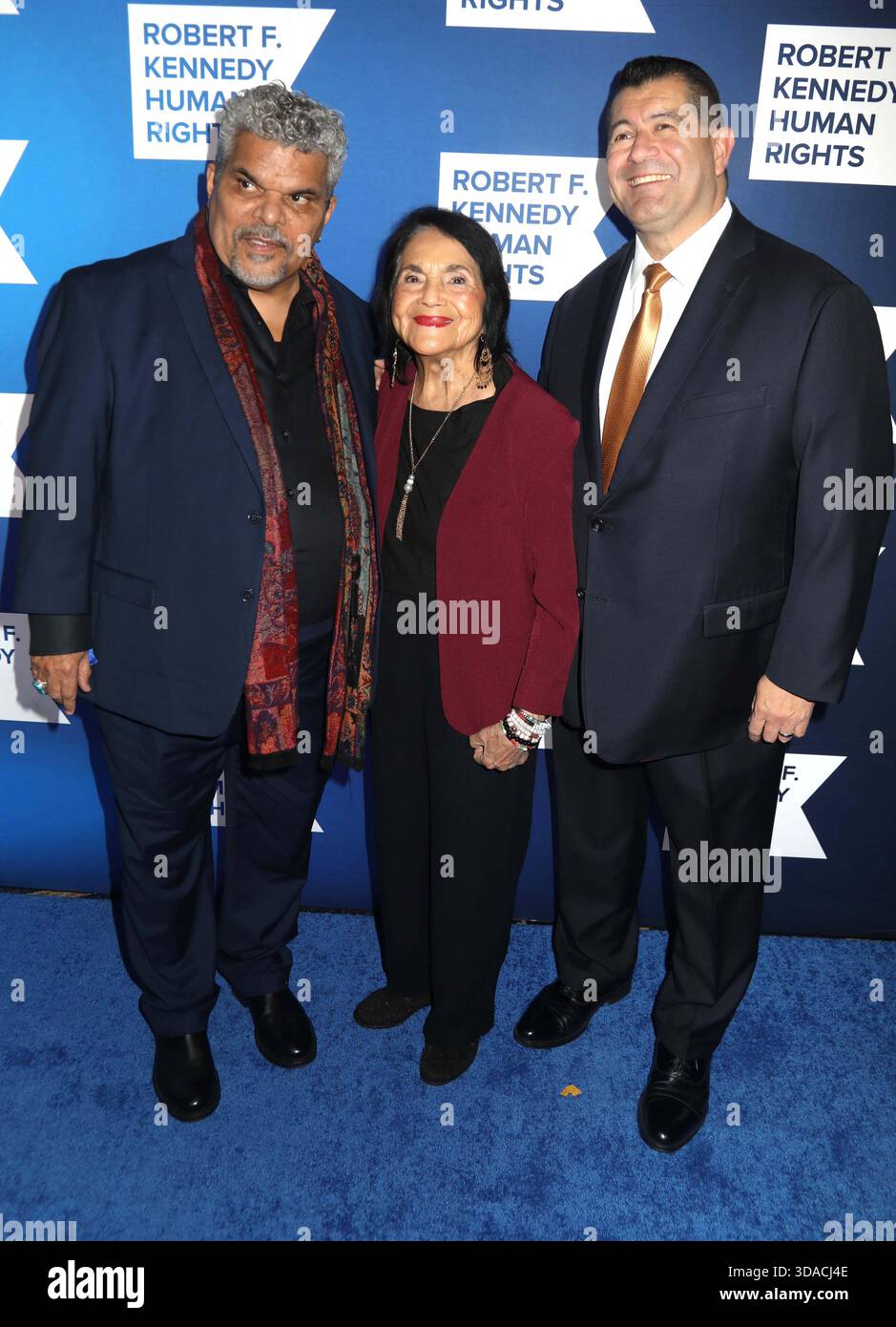 9 dicembre 2025, New York, New York, Stati Uniti: L'attore LUIS GUZMAN, DOLORES HUERTA e MARTIN CABRERA JR. Visto durante gli arrivi del tappeto rosso per il Gala del premio Robert F. Kennedy Human Rights Ripple of Hope Award del 2025 tenutosi presso il New York Hilton Hotel. (Credit Image: © Nancy Kaszerman/ZUMA Press Wire) SOLO PER USO EDITORIALE! Non per USO commerciale! Foto Stock