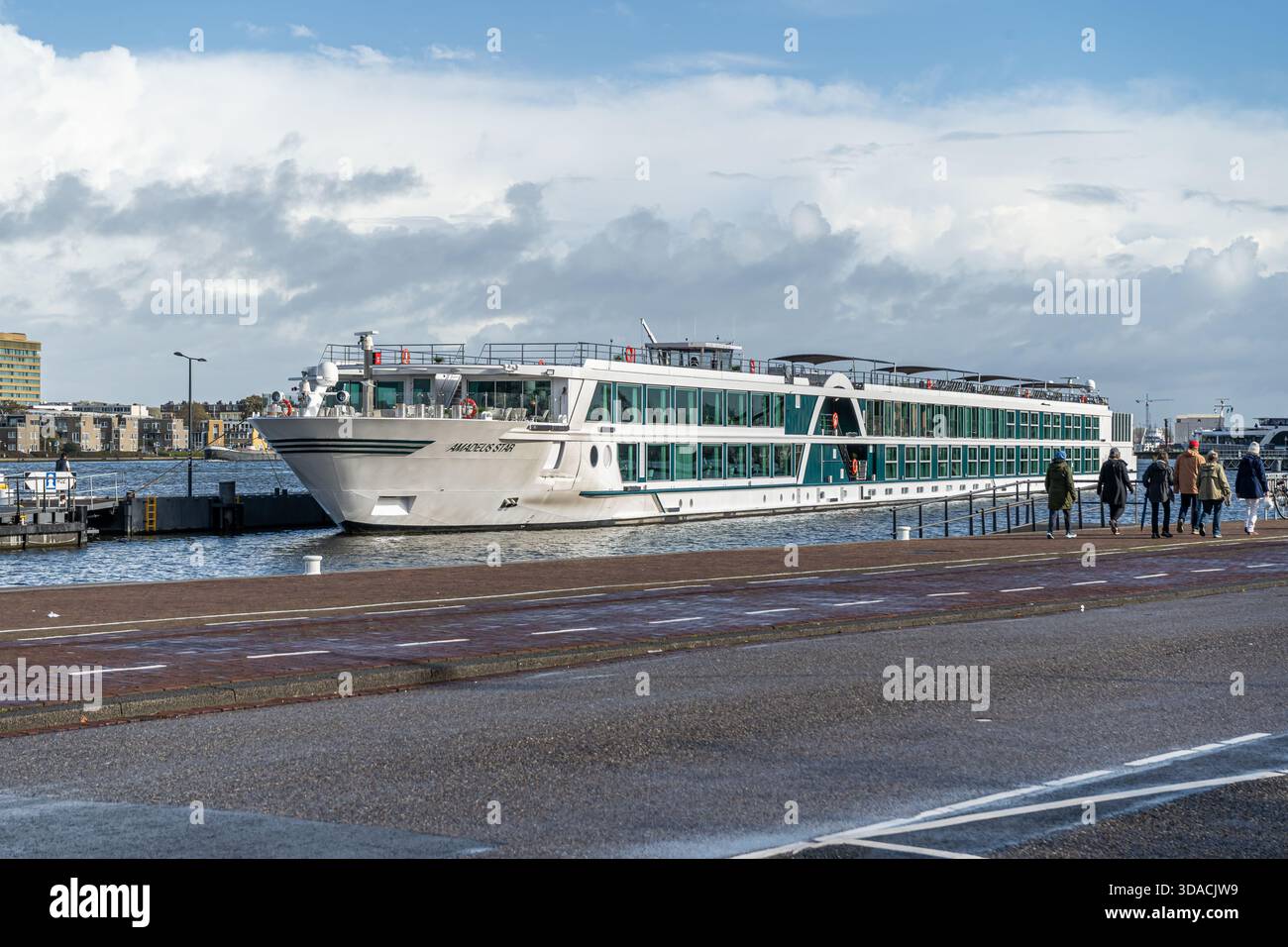 Amsterdam, Paesi Bassi - 27 ottobre 2025: Nave da crociera MS Amadeus Silver III hotel galleggiante di lusso. Viaggia in barca. Vacanza Foto Stock