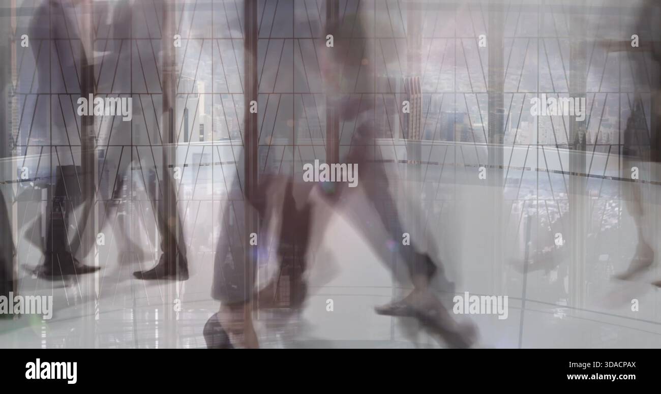 Camminando in un ufficio moderno, i professionisti aziendali creano una sfocatura dinamica del movimento Foto Stock