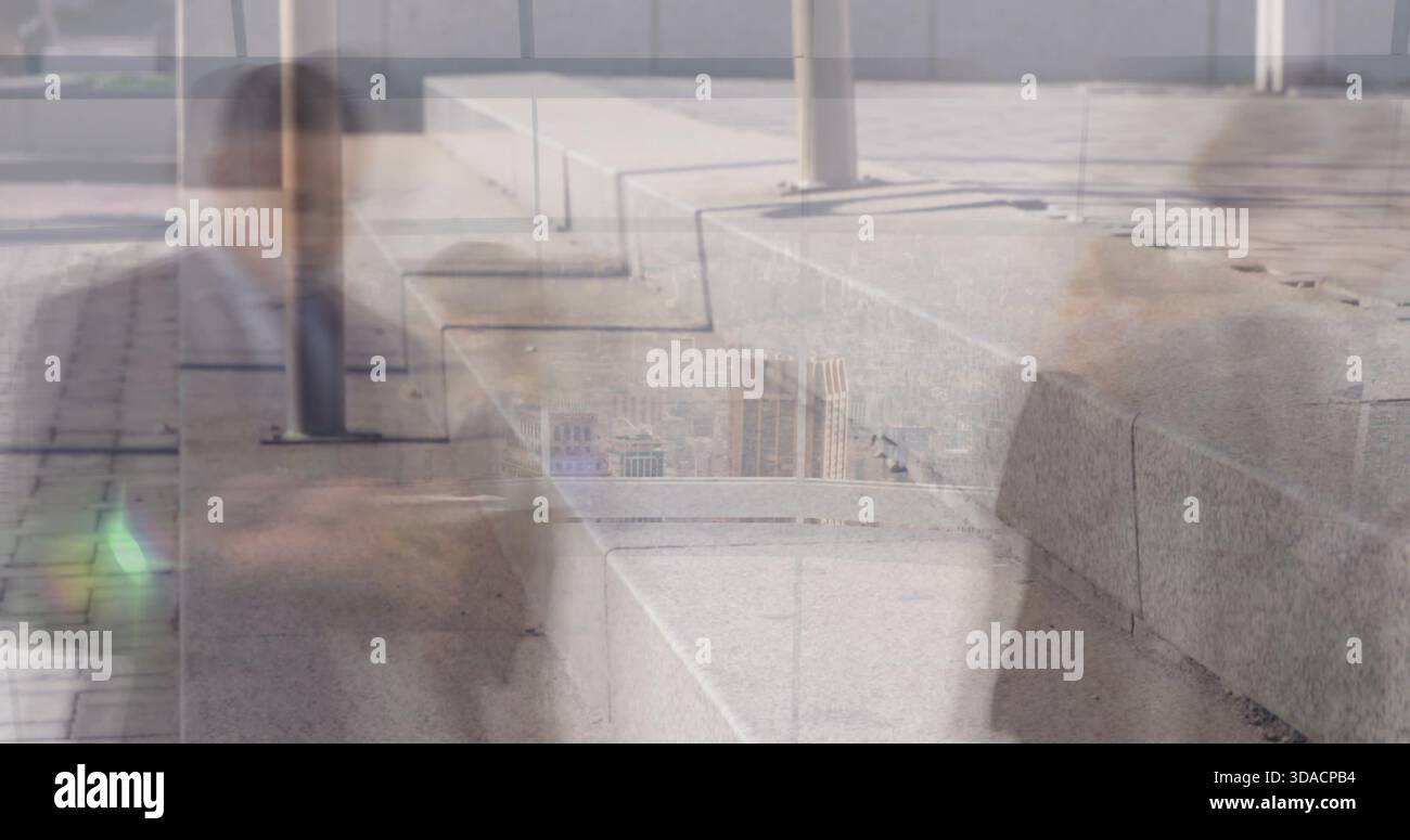 Uomo d'affari che cammina all'aperto sui gradini della città, tenendo in mano smartphone e valigetta Foto Stock