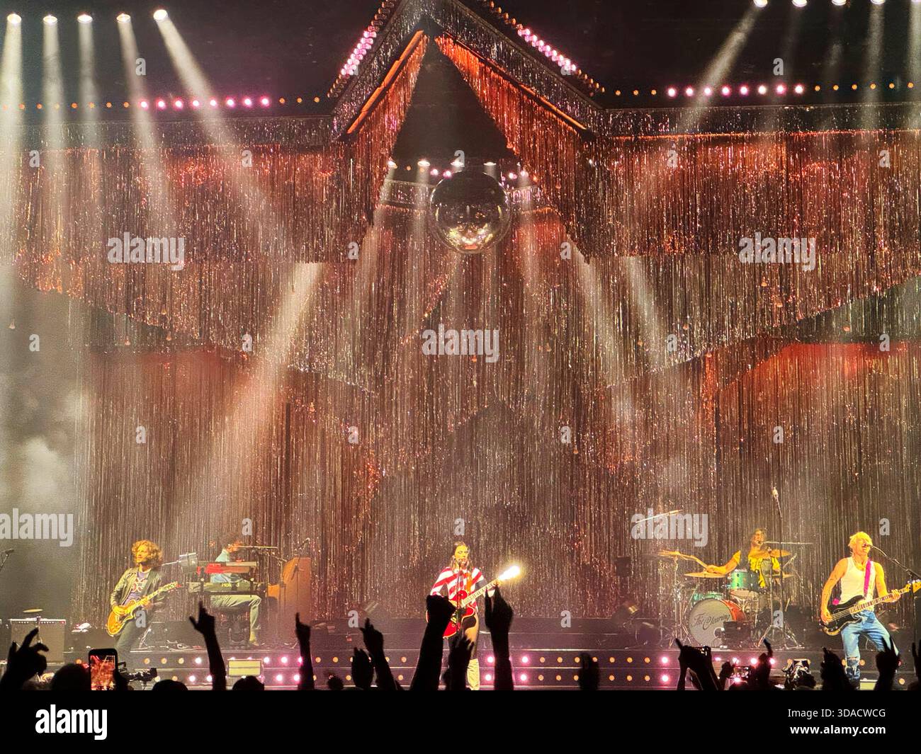 Wolf Alice si esibisce durante il tour di radura nell'arena Utilita di Cardiff. - Immagine stock catturata con smartphone