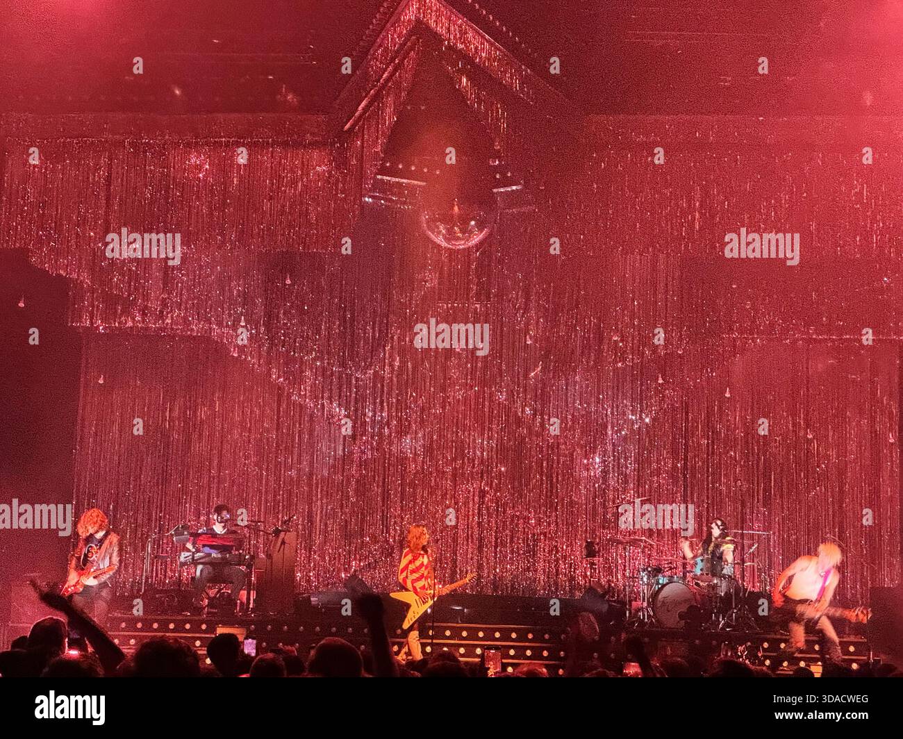 Wolf Alice si esibisce durante il tour di radura nell'arena Utilita di Cardiff. - Immagine stock catturata con smartphone