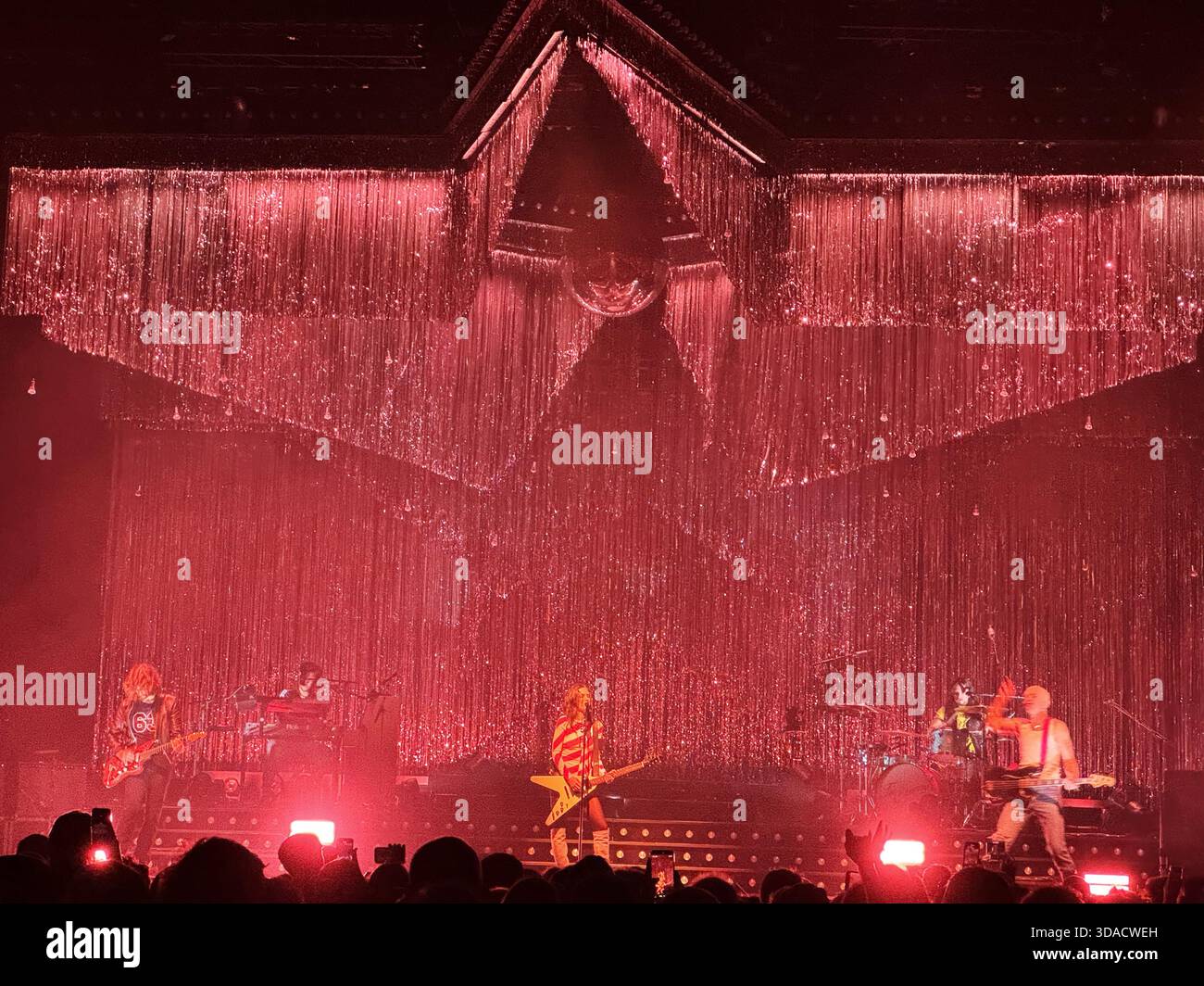 Wolf Alice si esibisce durante il tour di radura nell'arena Utilita di Cardiff. - Immagine stock catturata con smartphone