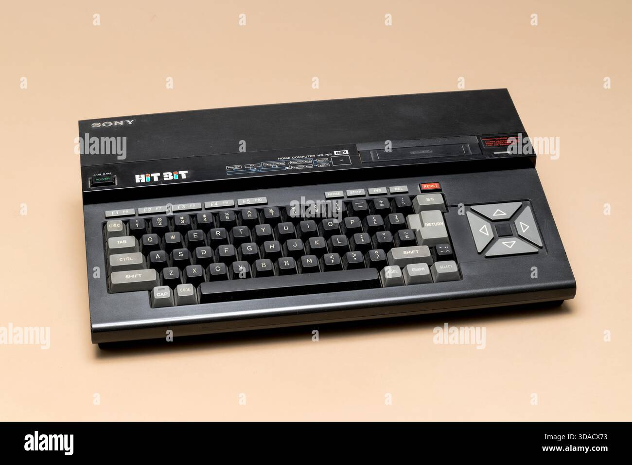 Pavia, Lombardia, Italia - 8 dicembre 2024: Home computer Sony HitBit HB-75P MSX del 1984, al Ctrl+Alt Museum. Standard MSX, con 64 KB di RAM. Foto Stock