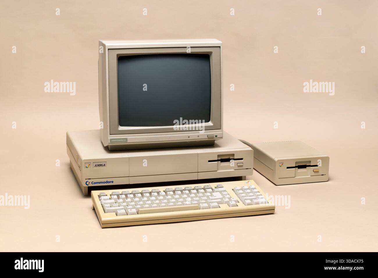 Pavia, Lombardia, Italia - 13 marzo 2025: Home computer Commodore Amiga 1000 del 1985, al Museo Ctrl+Alt. Fu costruito dalla Amiga Corp. E poi acquistato dalla Foto Stock